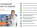 Uśmiechnięty mężczyzna obok nowoczesnego budynku i listy pytań do dewelopera.