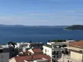 Widok na morze i nowoczesne budynki. Zastanawiasz się, ile kosztuje wynajem mieszkania w Chorwacji?