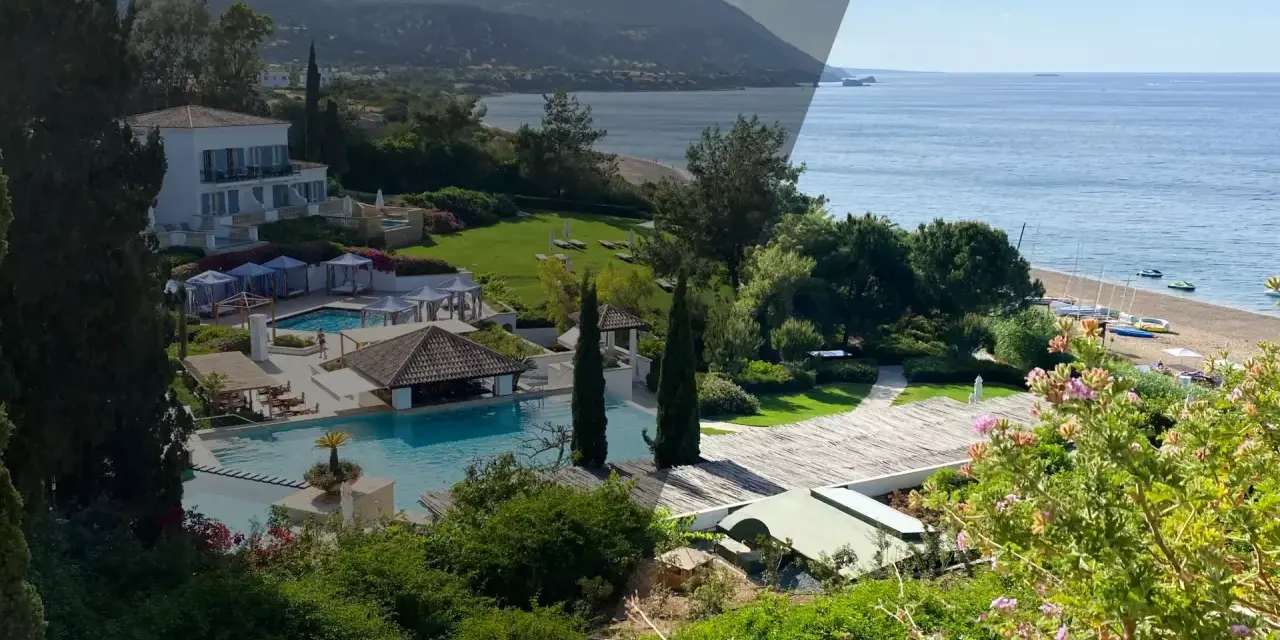 Luksusowy hotel z basenem i widokiem na morze. Zastanawiasz się, ile kosztuje wynajem mieszkania na Cyprze?