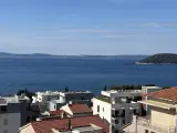 Widok na morze i nowoczesne budynki. Zastanawiasz się, ile kosztuje wynajem mieszkania w Chorwacji?
