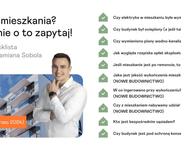Uśmiechnięty mężczyzna obok nowoczesnego budynku i listy pytań do dewelopera.
