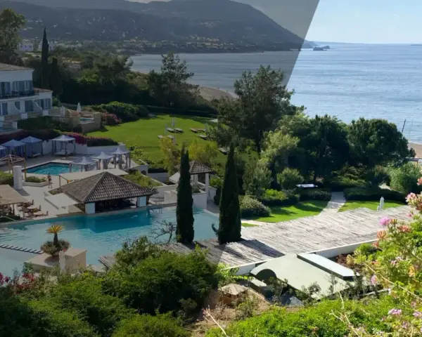 Luksusowy hotel z basenem i widokiem na morze. Zastanawiasz się, ile kosztuje wynajem mieszkania na Cyprze?