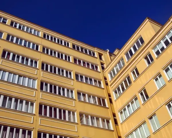 Mieszkanie komunalne po śmierci babci: Jak przejąć umowę najmu?