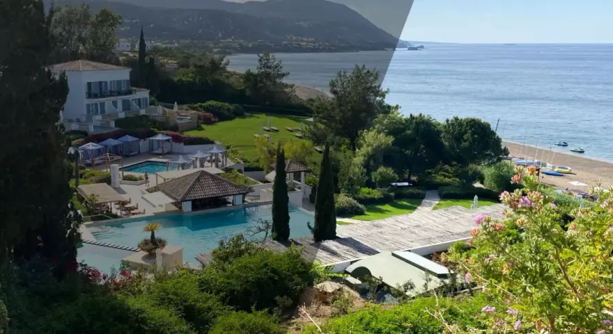 Luksusowy hotel z basenem i widokiem na morze. Zastanawiasz się, ile kosztuje wynajem mieszkania na Cyprze?