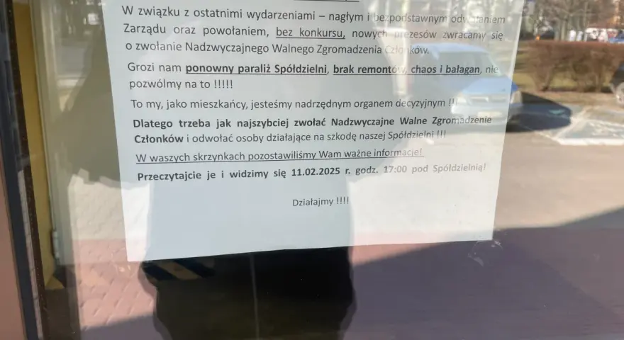 Ogłoszenie na szybie z informacją o zwołaniu Nadzwyczajnego Walnego Zgromadzenia Członków Spółdzielni.